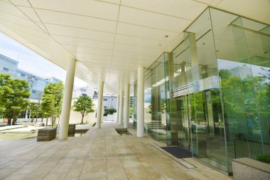 Camdan ofis girişi olan şehrin gündüz görüntüsü 