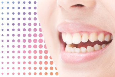 Beyaz dişli, gülümseyen bir kadın.