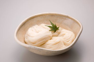 Seramik kasede servis edilen soğuk somen erişteleri.