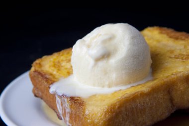 Ballı tost ekmeği ve dondurma. 