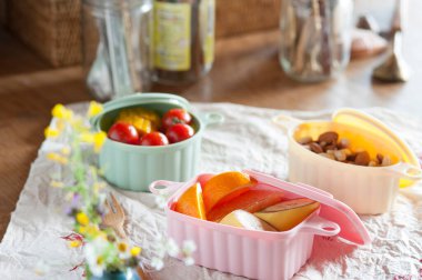 Masada renkli yemek kapları düzenleniyor.