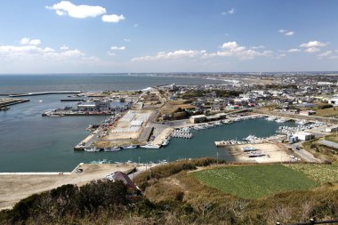 Güneşli bir günde liman ve denizin havadan görünüşü  