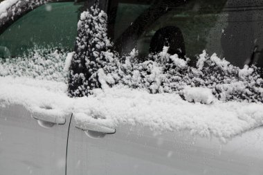 Kışın karla kaplı gri arabayı kapat..