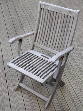 terasta ahşap sandalye