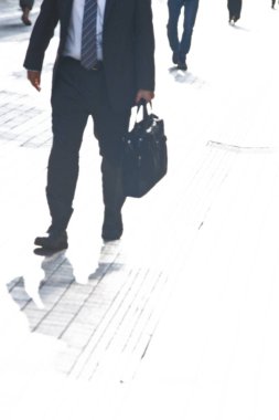 Şehir caddesinde yürüyen iş adamlarının görüntüsü