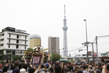 İnsanlar Tokyo, Japonya 'da düzenlenen geleneksel Kanda Matsuri festivaline katılıyor                 
