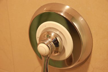 Modern banyoda cam kapı kolu.