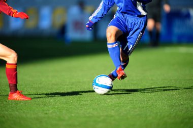 Spor giyim sektöründe futbol oynayan insanların bacakları.                 