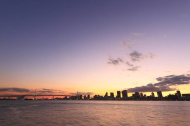 Şehirdeki modern binaların ışıklarıyla, kentsel arka planlarıyla 