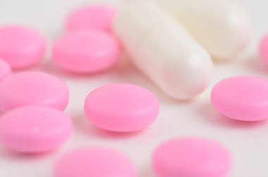 Beyaz arkaplandaki tabletlerin, hapların ve kapsüllerin yakın plan görüntüsü      