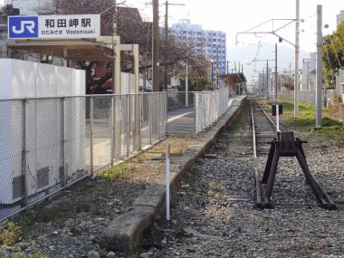 Şehir binalarının yanındaki rayların yanındaki boş demiryolu platformu
