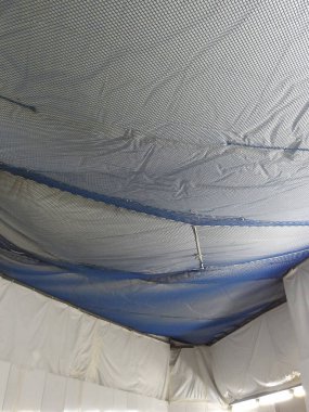 Kumaş tavanı mavi ve beyaz desenlerle kaplıyor