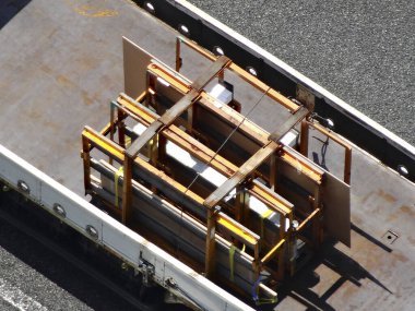 Kamyonda inşaat malzemelerinin havadan görüntüsü