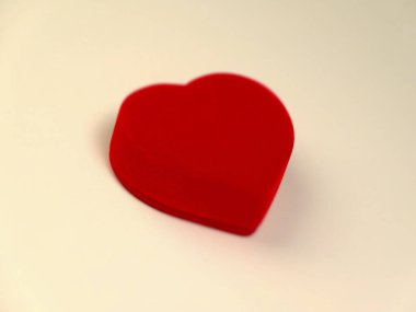 Kırmızı kalp arka planda, aşk ve romantizm kavramı