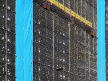 Şehir merkezinde inşaat halindeki modern binanın düşük açılı görüntüsü     