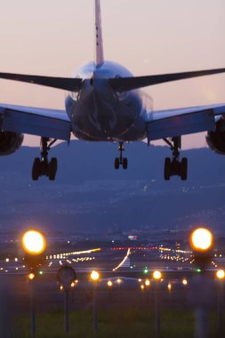 Gün batımında uçak inecek. 