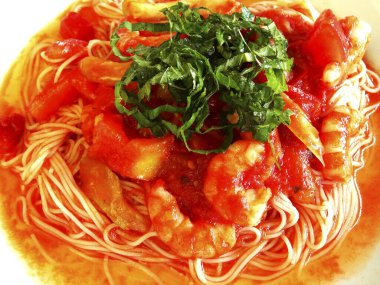 Karides, bitki ve domates soslu makarna.