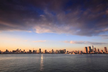 Şehirdeki modern binaların ışıklarıyla, kentsel arka planlarıyla 