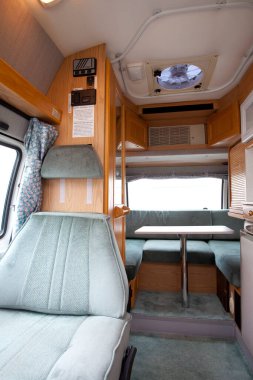 Kamp aracının oturma alanını gösteren iç görünümü