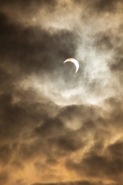 Gökyüzünde hilal ve bulutlar