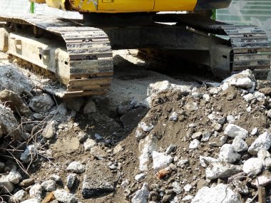 İnşaat alanında taş yığını olan inşaat kazıcısı