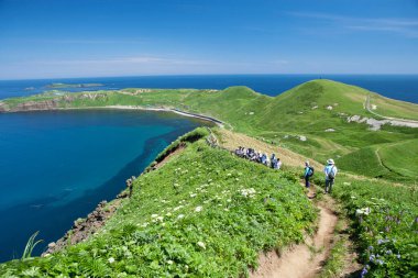 Deniz ve turistler bir adada