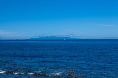 Mavi dalgalı deniz kıyısı 