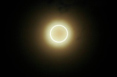 siyah arka plan ile parlayan daire 