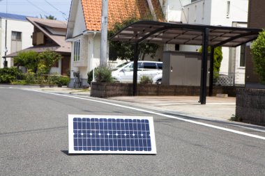 Şehirde asfalt yolda güneş paneli. alternatif enerji kaynağı