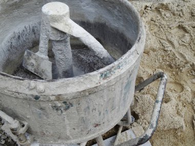 İnşaat alanında kirli beton karıştırıcı