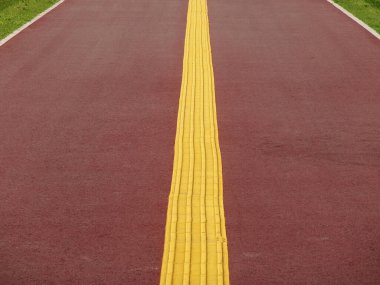 Sarı çizgi ve kırmızı asfalt yol