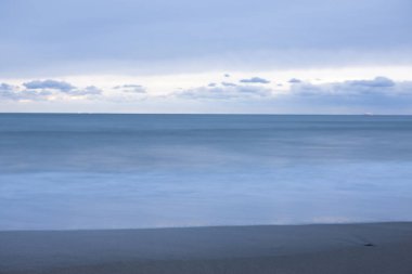 Güzel deniz manzarası ve alacakaranlıkta dalgalar       