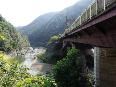 Nehrin üzerindeki demiryolu köprüsü Güzel dağlarda    