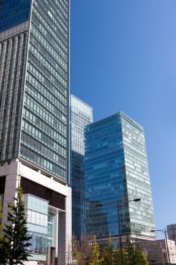 Japonya 'da mavi gökyüzünde modern apartmanlar