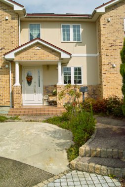 Güzel girişi olan yeni modern ev.