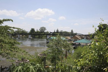 Yüzen evlerle çevrili yemyeşil sularName