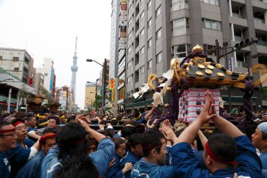 İnsanlar Tokyo, Japonya 'da düzenlenen geleneksel Kanda Matsuri festivaline katılıyor                 
