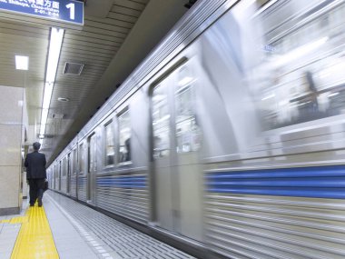 Japonya 'da kapısı kapalı metro treni, toplu taşıma.