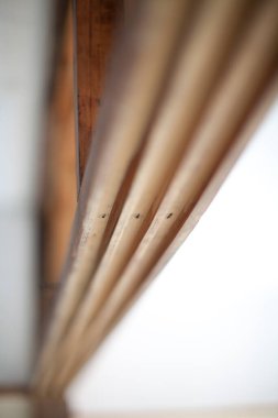 Tavandan sarkan tahta kirişler yumuşak odak noktasında