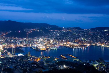 Japon şehrinin gece manzarası.