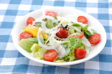 Damalı yüzeyde sebze salatası