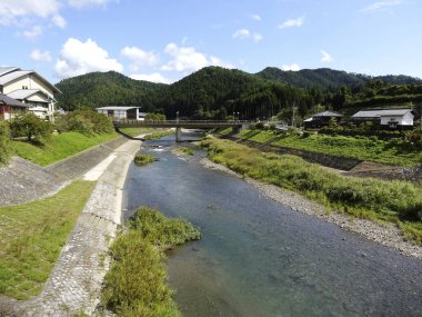 Japonya 'daki dağların arasında güzel bir köprü