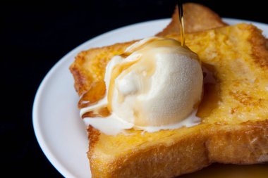 Ballı tost ekmeği ve dondurma. 