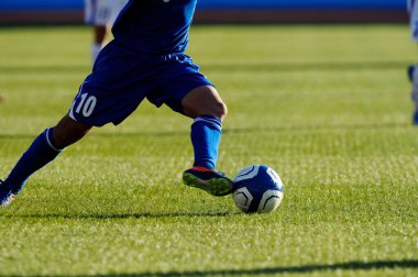 Spor giyim sektöründe futbol oynayan insanların bacakları.                 