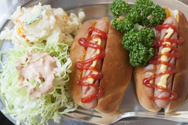 Kızarmış sosisli sandviç ve salata.