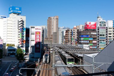 Güneş ışığının Japon şehir merkezine hakim olan yüksek binaları nasıl deldiğine bakın..