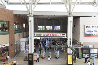 Japonya 'daki Nagasaki tren istasyonunun mimarisi.