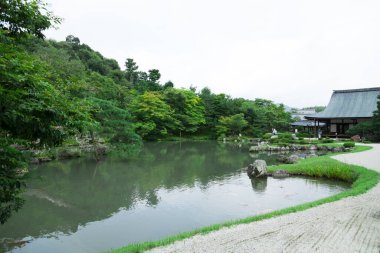 güzel Japon bahçe ağaçları ve gölet