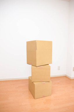 Rahat ışık odasında boş karton kutular