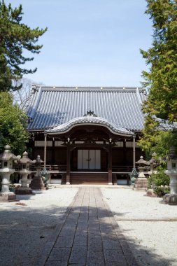 Güzel antik Japon tapınağının manzaralı görüntüsü.